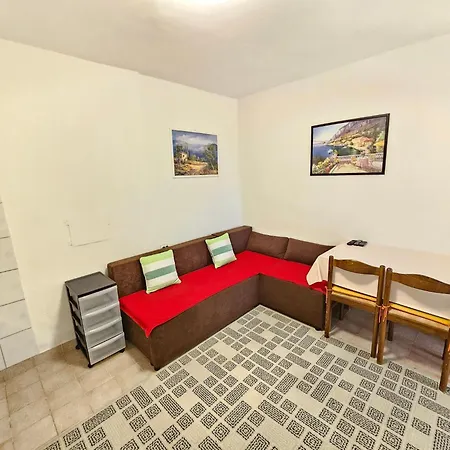 Apartment Fuer 2-3 Personen Mit Terrasse By Interhome